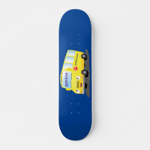 Schattige gelukkige gele schoolbus cartoon skateboard