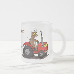 Schattige gelukkige koe bestuurt een rode tractor matglas koffiemok