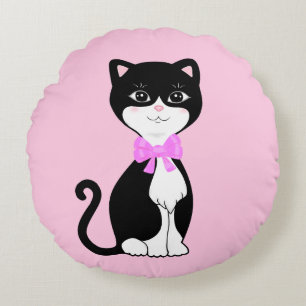 Schattige gelukkige Tuxedo kat op lichtroze Rond Kussen