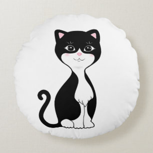 Schattige gelukkige tuxedo kat rond kussen