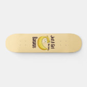 Schattige gewoon een meisje dat houdt van bananen skateboard (Horizontaal)