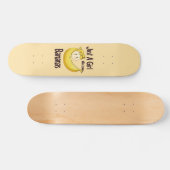 Schattige gewoon een meisje dat houdt van bananen skateboard (Horizontaal)