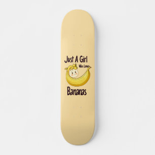 Schattige gewoon een meisje dat houdt van bananen  skateboard