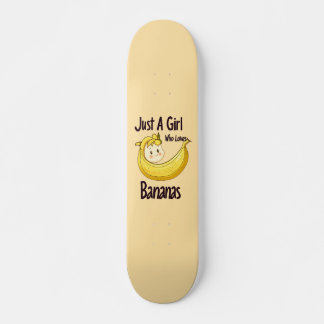 Schattige gewoon een meisje dat houdt van bananen  skateboard