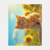 Schattige Ginger Kitten op het gebied van zonneblo Fleece Deken (Voorkant)