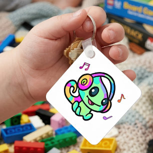 Schattige glimlach kawaii baby kameleon met koptel sleutelhanger