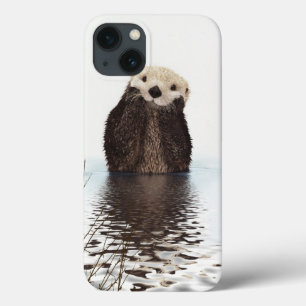 Schattige glimlende Otter in het meer iPhone 13 Hoesje