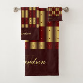 Schattige goud en bordeaux geruit monogram bad handdoek (Insitu)