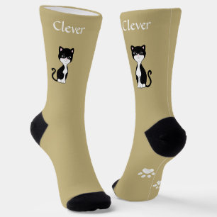 Schattige grappige tuxedo kat & poten op lichtbeig sokken
