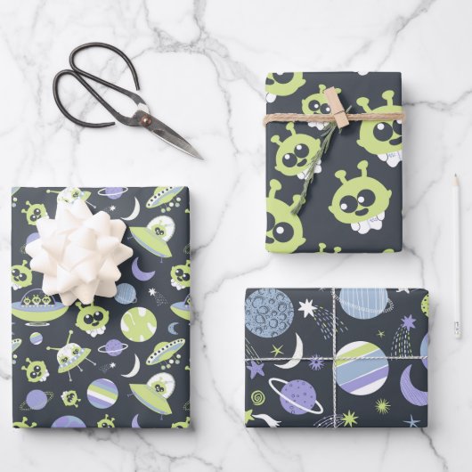 Schattige groene Aliens Space verzendt UFO-Kindere Inpakpapier Vel (Voorkant)