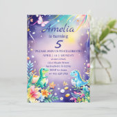 Schattige groene baby dinosaurus met blauwe thema kaart (Staand voorkant)