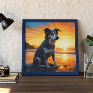 Schattige hond op het strand bij zonsondergang  poster