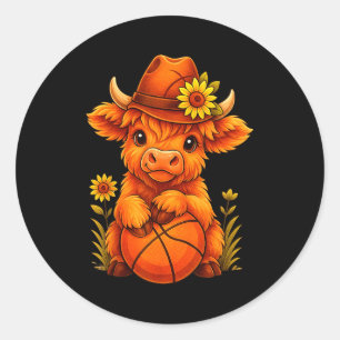 Schattige hooglandkoe basketbal kalf sportliefhebb ronde sticker