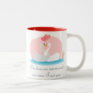 Schattige illustratie van zwanen verliefd tweekleurige koffiemok