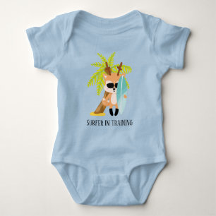 schattige jongen surfer in opleiding romper