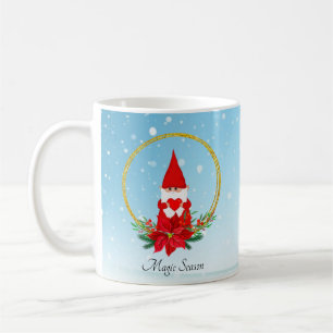 Schattige kabouter en kerstkrans op lichtblauwe ko koffiemok