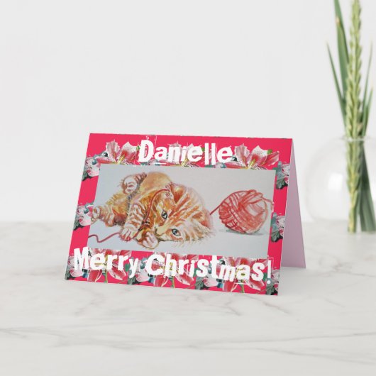 Schattige kaneel tabby kat speelt met wol kerstkaa kaart (Voorkant)