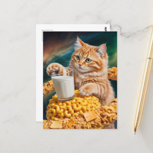 Schattige kaneelkleurige kat met melk in de ruimte briefkaart