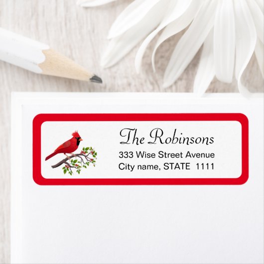 Schattige kardinaal met Holly Leaves op White Labe Etiket (Insitu)
