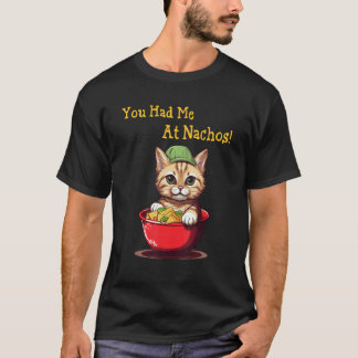 Schattige kat die nacho's eet. Je had me al bij na T-shirt