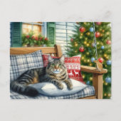 Schattige kat ligt bij kerstboom vakantie ansichtk briefkaart (Voorkant)
