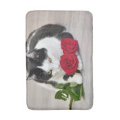 Schattige kat met de rode roos badmat (Voorkant Verticaal)