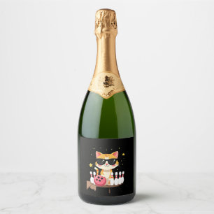 Schattige kat met zonnebril Kat speelt bowling voo Sparkling Wijnetiket