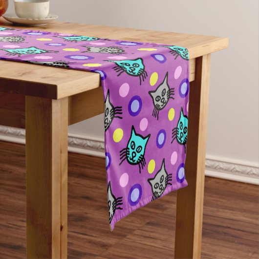 Schattige kattenpatroon in Violet Medium Table Run Medium Tafelloper (Voorbeeld)