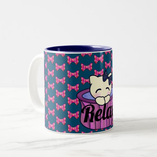 Schattige keukenkat: relaxen in roze theekbeker tweekleurige koffiemok (Voorkant links)