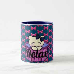 Schattige keukenkat: relaxen in  roze theekbeker tweekleurige koffiemok