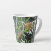 Schattige kijken naar rode Panda Latte Mok (Rechterhoek)