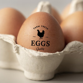 Schattige kippenei vers bloemenBoerderij Rubberstempel