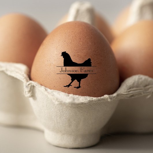 Schattige kippenei vers bloemenBoerderij Rubberstempel