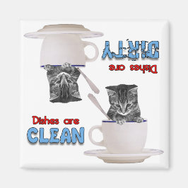 Schattige kitten in een kopje vaatwasser magneet