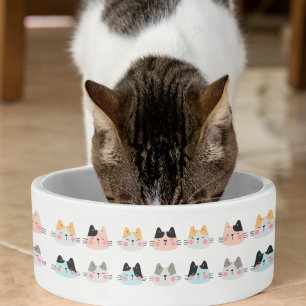 Schattige kittpatroon op wit voerbakje