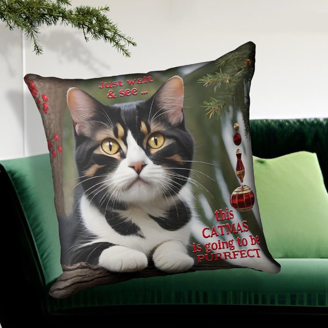 Schattige Kitty Cat Lover Kerstkussen Kussen (A whimsical Christmas pillow with a cute kitty in a tree with ornament and red berries)