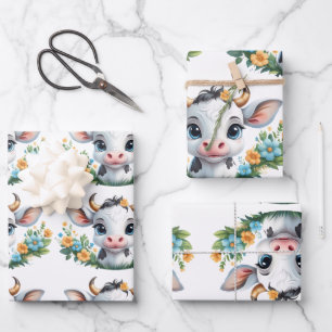 Schattige klein meisje koe in bloemen inpakpapier vel