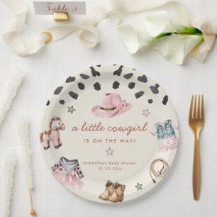 Schattige kleine cowgirl is op weg naar het baby s papieren bordje