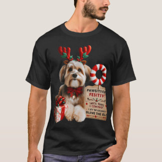 Schattige kleine hond met rendierhoorns en vlinde T-shirt