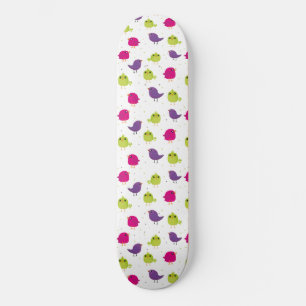 Schattige kleurrijke vogels skateboard