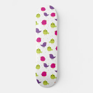 Schattige kleurrijke vogels skateboard