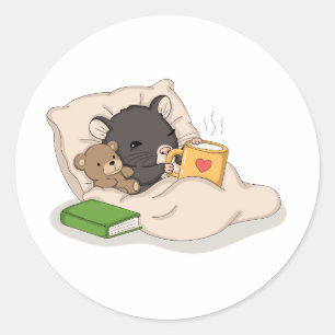 Schattige knuffelmuis met teddybeer en warme melk ronde sticker