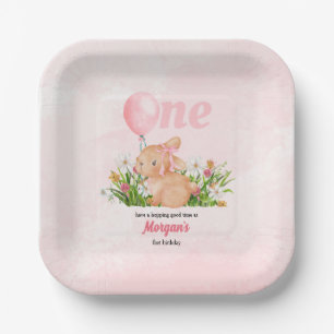 Schattige konijn verandert een roze meisjes 1e ver papieren bordje