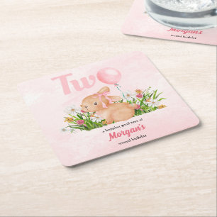 Schattige konijn wordt twee roze meisjes tweede ve vierkante kartonnen onderzetter