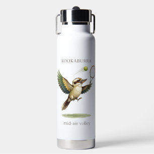 Schattige Kookaburra speelt tennis mid-air volley Waterfles