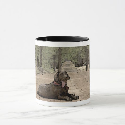 Schattige labrador retriever puppy op bospad mok (Midden)