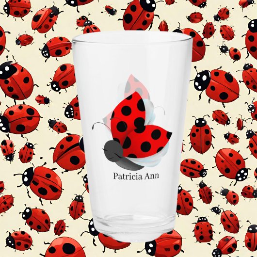 schattige ladybug-dame voegt naam toe glas