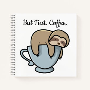 Schattige luiaard die slaapt op koffiekopje koffie notitieboek