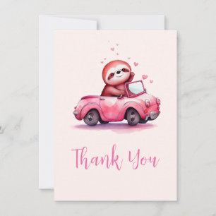 Schattige luiaard in een roze cabrio bedankkaart
