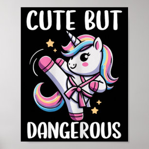Schattige maar gevaarlijk eenhoorn karate meisje t poster